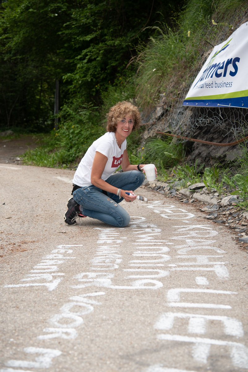 alpedhuzes's tweet photo. We willen de berg graag schoon terug geven aan de Fransen. Schrijf daarom ALLEEN op de weg met biologische verf. De verf kun je kopen in onze winkel. Gooi je afval in de afvalbakken en  niet op de weg. #ad6

Foto: Barbara Daanen-Bernards https://t.co/XmcyW9lpPW