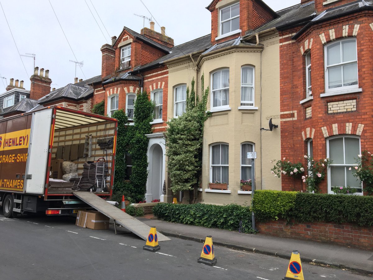 PhilipBoothesq's tweet image. Another successful sale completed today in Queens Street, Henley. A Philip Booth Esq umbrella and a bottle of fizz awaits the buyer. #Henley #signsofsuccess #PBEsq