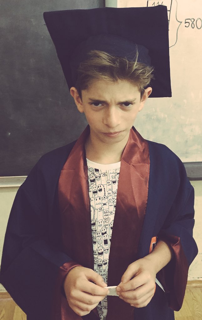 betuldunder's tweet image. Sadece Poyraz. O mutluluk /emek. Yolun açık olsun Veled-i Rüzgar. Sana tek gerçeğin “iyi”yi çoğaltmak olduğunu unutturmayan Hale öğretmenimize şükranla...
Hayal etmekten asla vazgeçmeyeceğiz💕🍾👏🏼#mezuniyet #ilkokul #biterken #osmangaziilkokulu  #keptöreni🎓
#Poyraz 💜