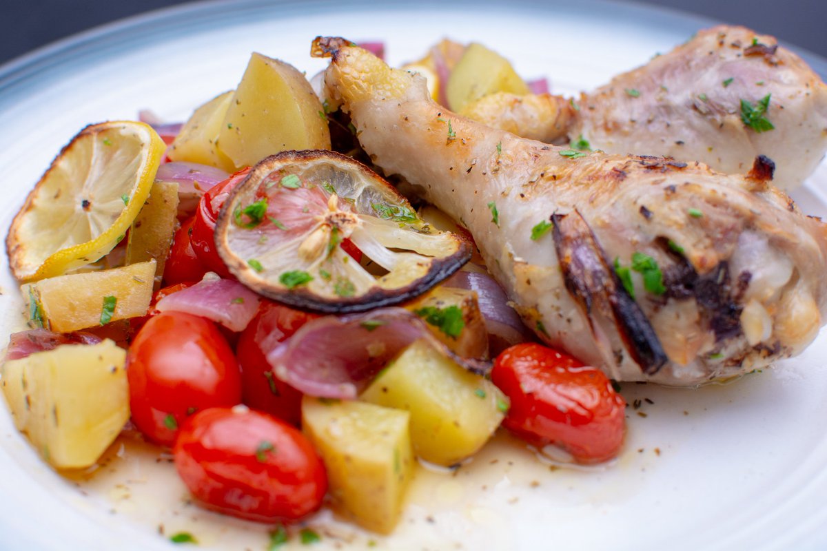 CCO_Photo's tweet photo. Made this last night - it was delicious &amp; nutritious! An easy 10 ingredients (that you probably already have in your home) and about 45 minutes of cooking in a one-pot meal.

Lemon-garlic chicken w roasted potatoes &amp; tomatoes
#mealime #cookathome #photography #amateurphotographer https://t.co/9nqmAmxJuI