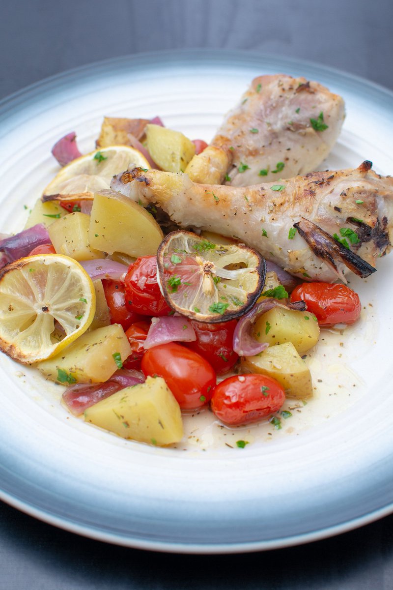 CCO_Photo's tweet photo. Made this last night - it was delicious &amp; nutritious! An easy 10 ingredients (that you probably already have in your home) and about 45 minutes of cooking in a one-pot meal.

Lemon-garlic chicken w roasted potatoes &amp; tomatoes
#mealime #cookathome #photography #amateurphotographer https://t.co/9nqmAmxJuI