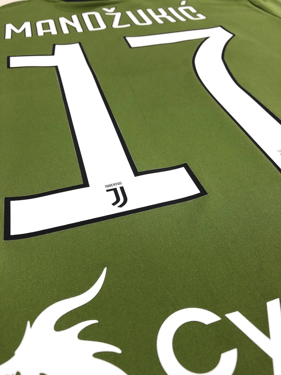 ユベントス17/18,3rdモデル。 マンジュキッチマーキング。 渋い、色が