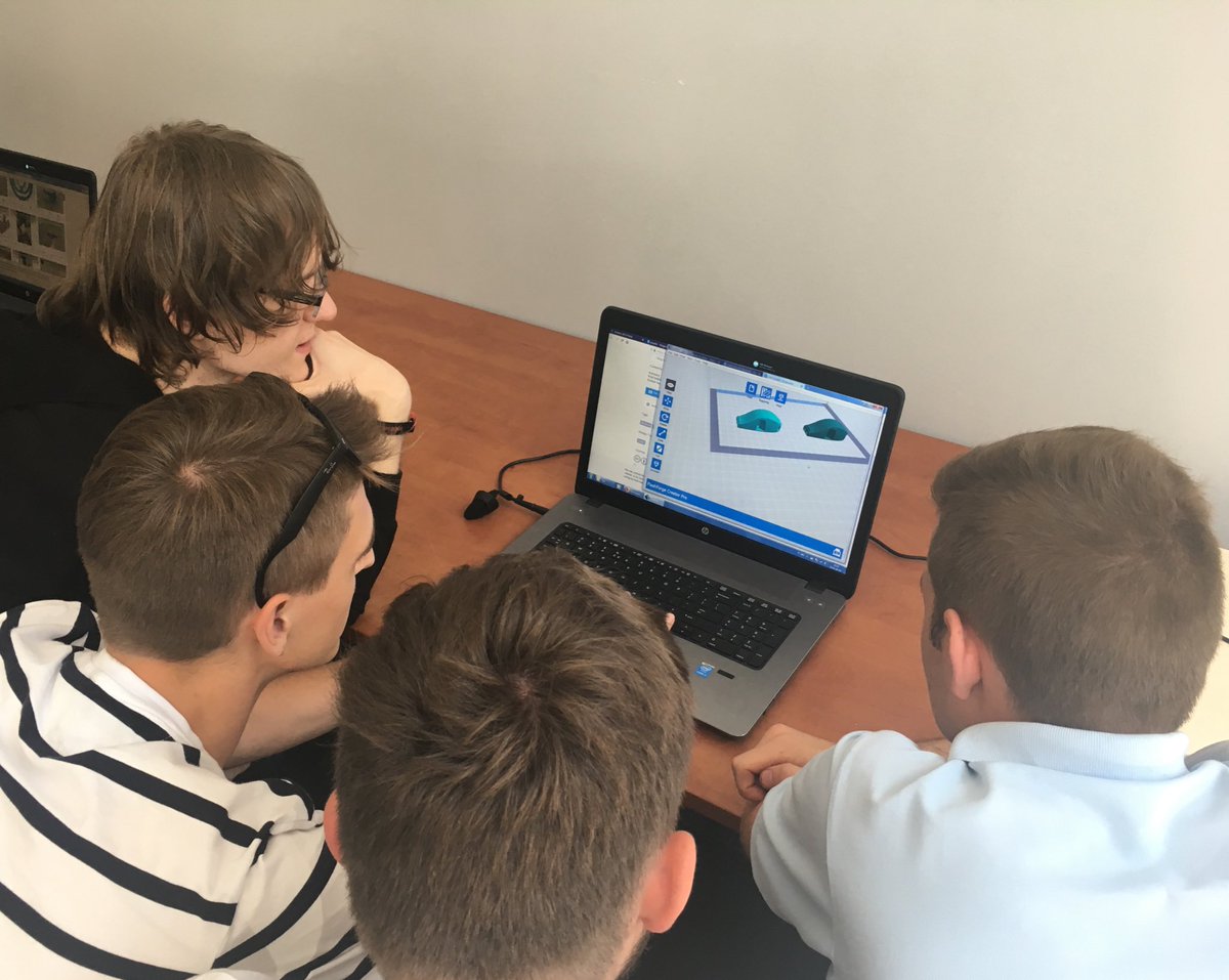 IRKSpl's tweet photo. Podczas wizyty studyjnej uczestnicy biorą udział w warsztatach druku 3D zorganizowanych przez @InkubatorUW. https://t.co/B0fAx6jb8c