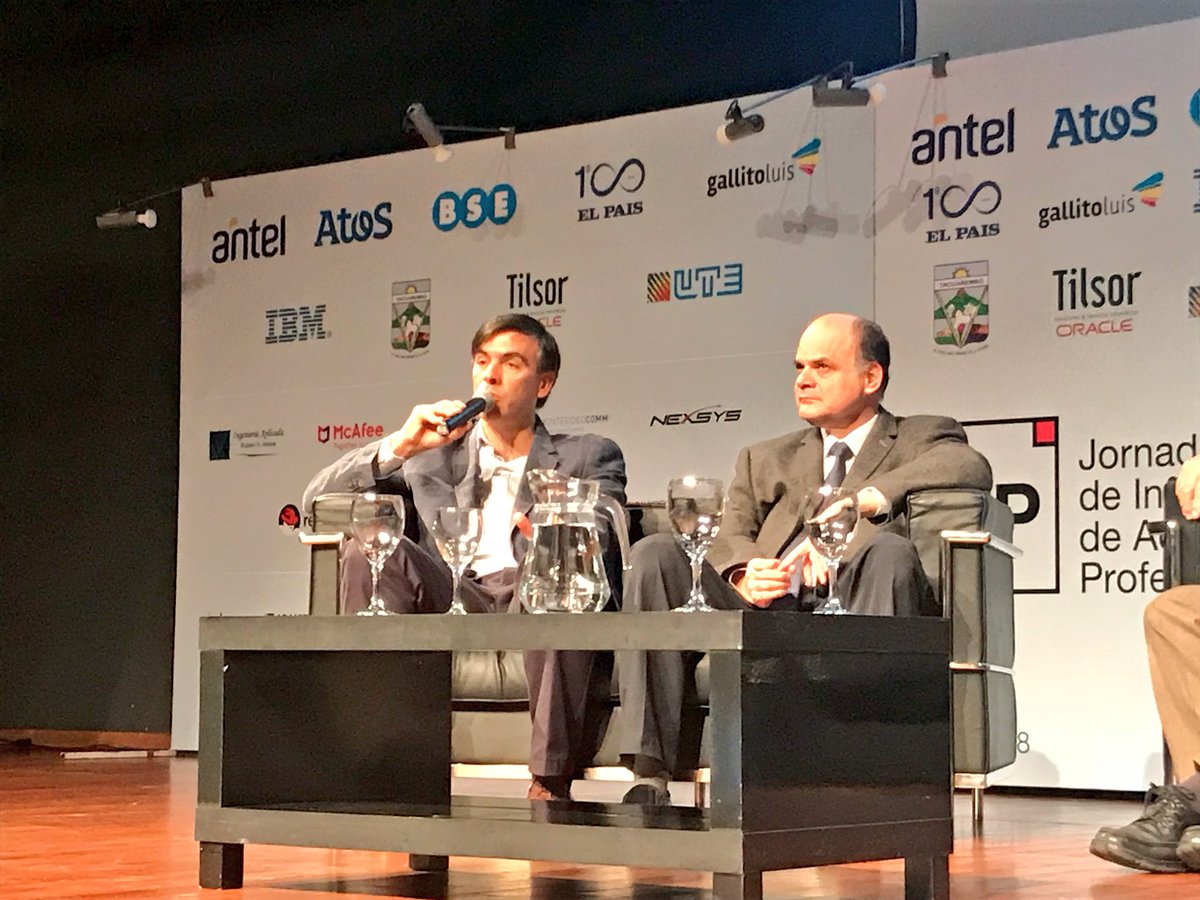AntelDeTodos's tweet photo. Pte CUTI, @ljloureiro ‘’La idea de las jornadas es estar al día con las nuevas tecnologías, por suerte Uruguay está trabajando fuertemente en el desarrollo de estas tecnologías’’. #JIAP2018 https://t.co/lcPUBCfRRH