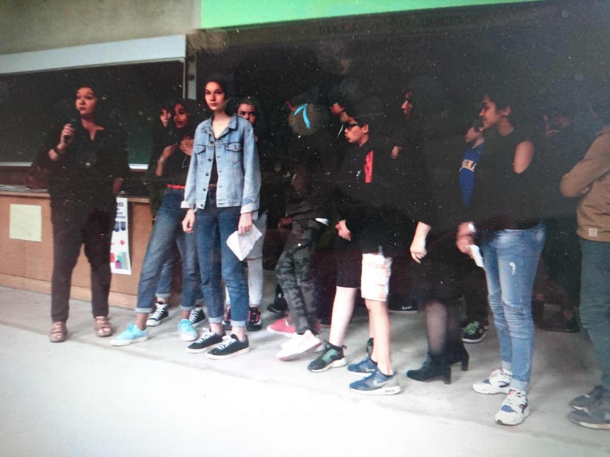 savantures's tweet photo. Les 5e de Nadine coussy clavaud de @clisthene_eq sont partis à la recherche du bonheur dans leur quartier du Grand-Parc à Bordeaux avec leur mentor #SophieMoulard ! #SavVilles #congrèsSav @acbordeaux https://t.co/XmtaLyHezm