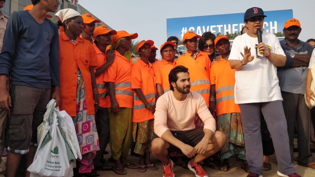 Varun_dvn's tweet photo. #savethebeach with the people who clean the beach everyday let’s help #WorldEnviromentDay https://t.co/LSAnw91o8j