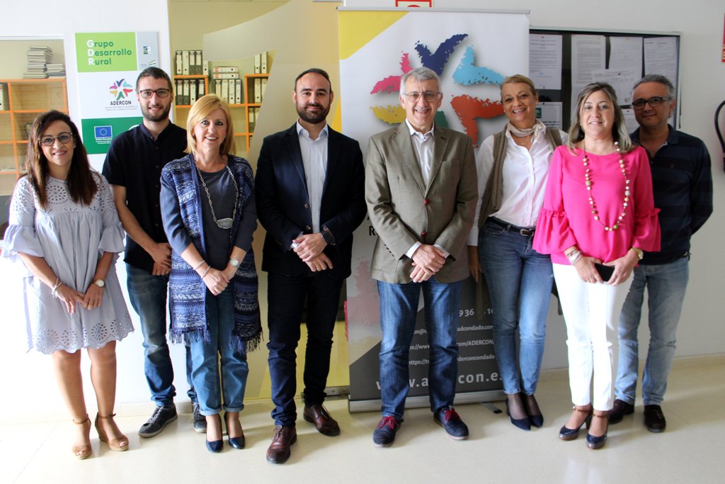 aderconcondado's tweet photo. Hoy nos visitó el delegado de #agricultura, @PedroHV2, para interesarse por los proyectos de la medida 19 del #PDR de Andalucía que se gestionan desde #ADERCON. Durante la última fase de la convocatoria, hemos sido el #GDR de Andalucía con más proyectos presentados. https://t.co/U4ZRSuuBeJ