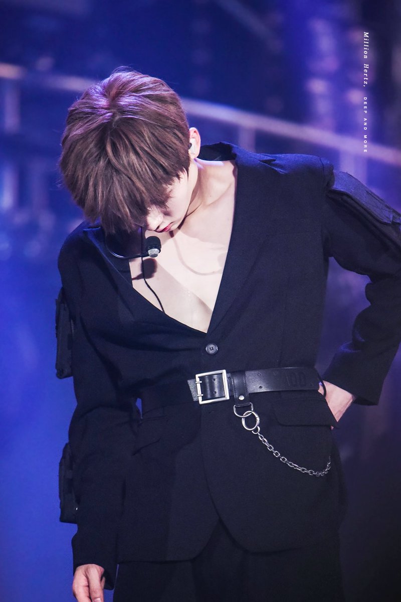 deepand_more's tweet photo. 180602 Black Rose🌹
 
#황민현 #민현 #wannaone #월드투어 https://t.co/xwIrdGlqBN