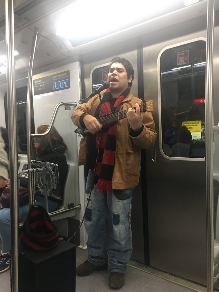 PaulaNieto69's tweet photo. Que lindo es viajar en la line H de subte y con muy linda música de fondo!!! #LineH #VivaLaMusica https://t.co/IQS4iigJKn