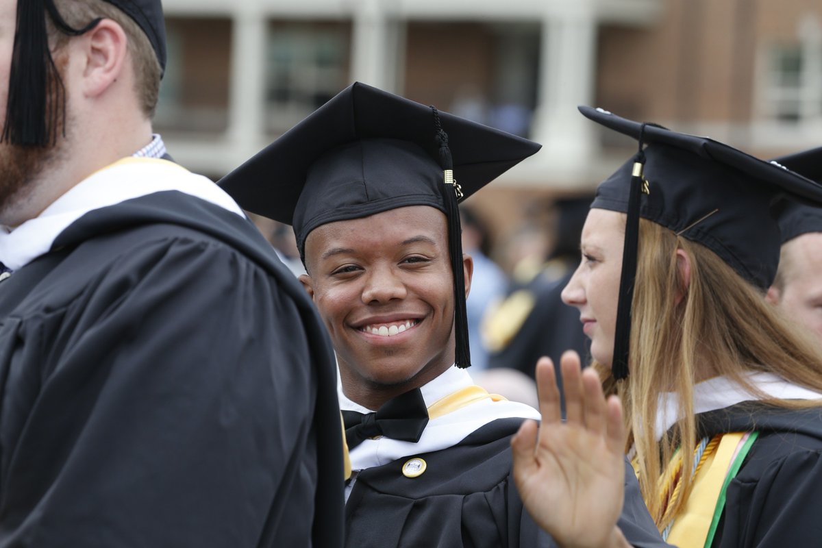 RandolphMacon's tweet photo. Thank you, President Kiss, for sharing Commencement Day with our grads &amp; their families! [PHOTOS + VIDEO] @presidentkiss   https://t.co/szqceFNv8V #JacketGrad2018 @RMCOSL https://t.co/VOg2nki1YT
