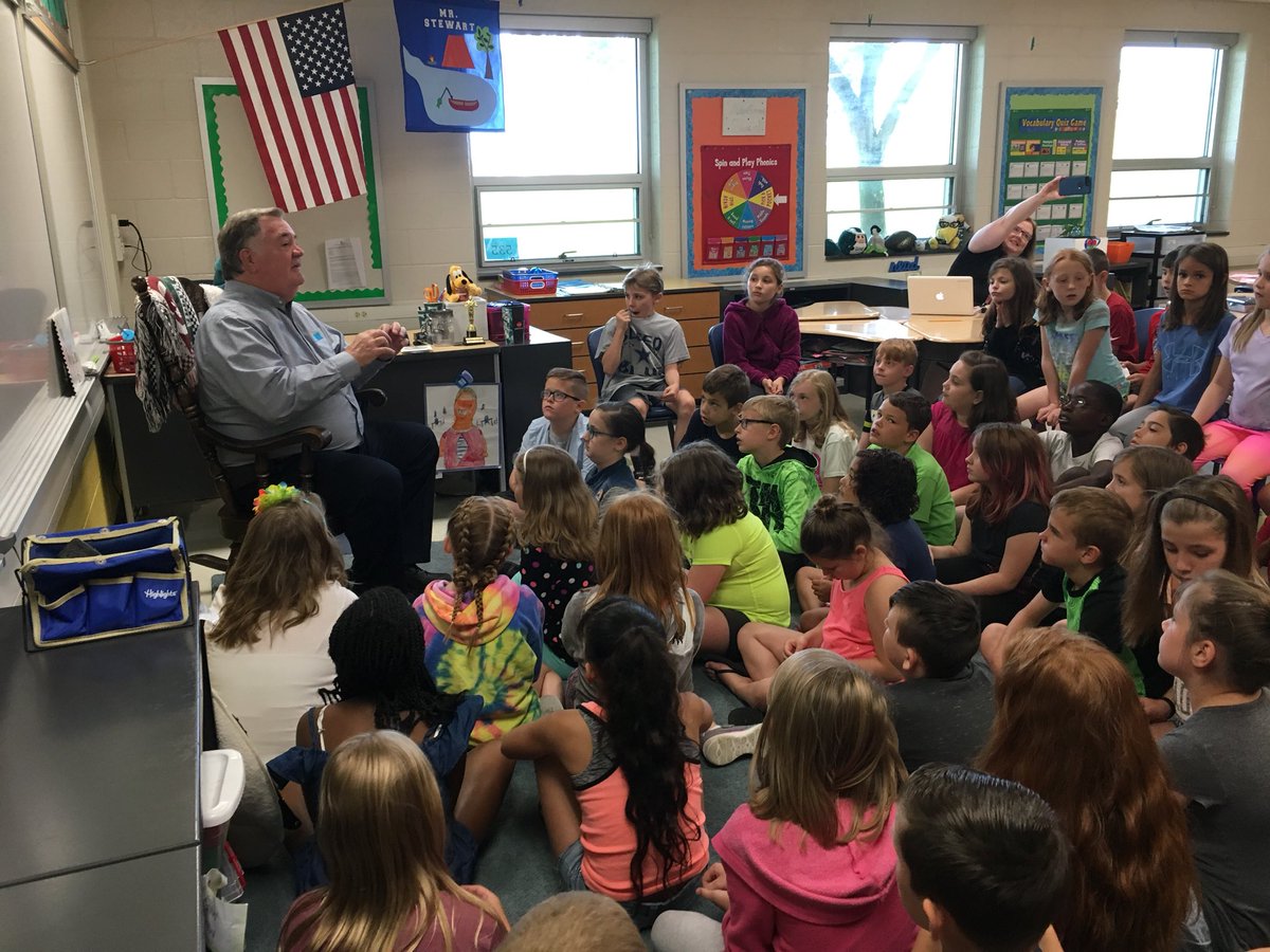 StephKlineTeach's tweet photo. A visit from Mayor Mummert wraps up our government unit. It’s such an honor! @MrJenkinsRoom @AmyScherer3rdGr https://t.co/Lfru53ZAqk
