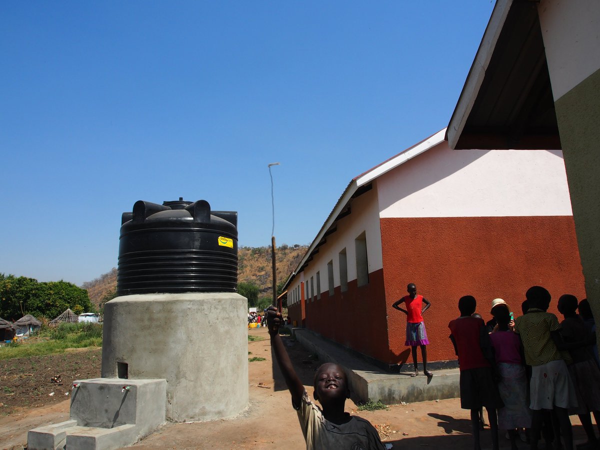Fe_DiLeo's tweet photo. #WorldEnvironmentDay
In #Uganda "The School of #Peace" (#Nyumanzi Settlement for #SouthSudan|ese #Refugees) has a rainwater harvesting system for irrigation.
The vegetable garden of the School is feeding children in a resource-poor environment. 
@santegidionews No #climatechange https://t.co/ii9YLT4R6l