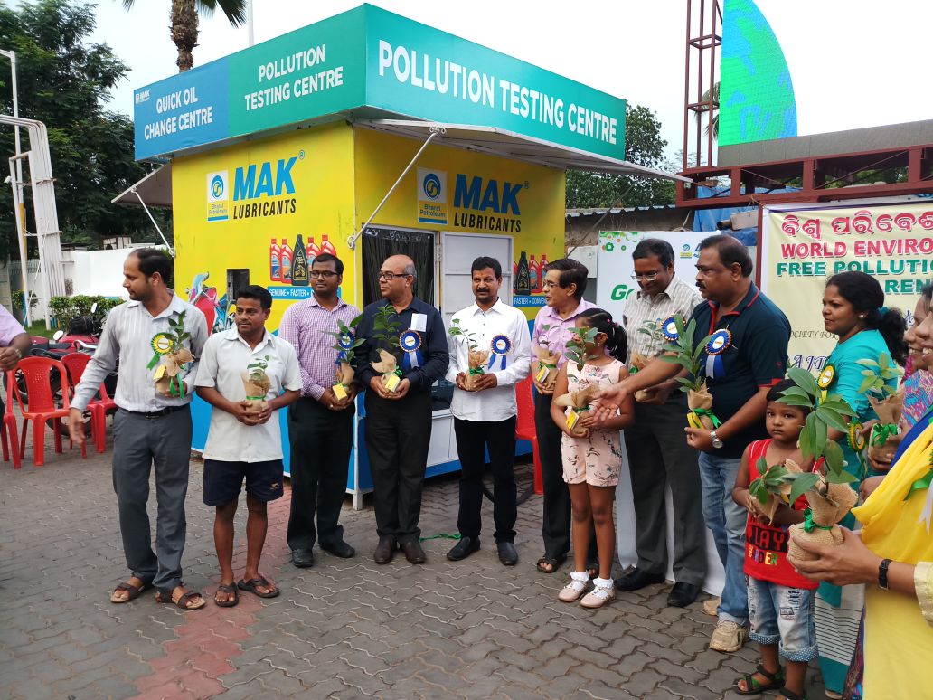 BPCRBhubaneswar's tweet photo. World environment day celebrated at M/s Rajdhani Service Station, Bhubaneswar. A free pollution check up along with sapling distribution campaign is conducted at the RO. @BPCLRetail @BPCLimited #WorldEnvironmentDay #EnergisingLives #SwitchToSpeed #ILoveSpeed #GoGreenwithSpeed https://t.co/vYj65zl4o4