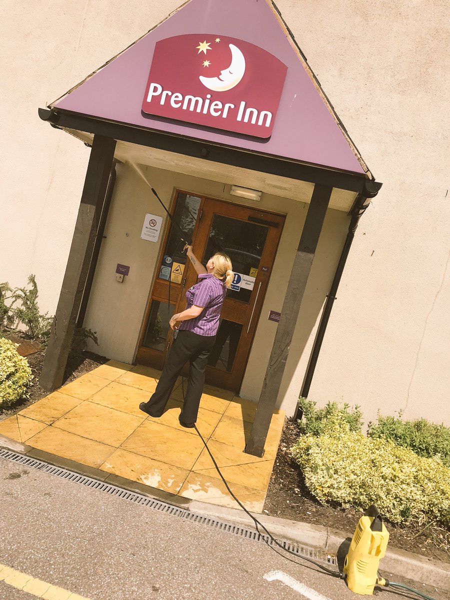pi_cravendrive's tweet photo. So today we gave our front entrance a make over!! 🌺🌸🌷 @SDEBDD @AndyFr4ncis @franb1969 @LucyLou737 https://t.co/jcp2O06TNt