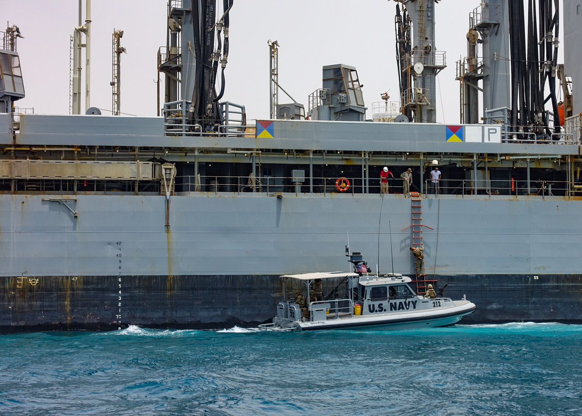 Members of #TG686 come alongside the #USNSBigHorn to recover a tactical liaison officer in the port of #Doraleh, #Djibouti, May 30, 2018. 🇩🇯🇺🇸