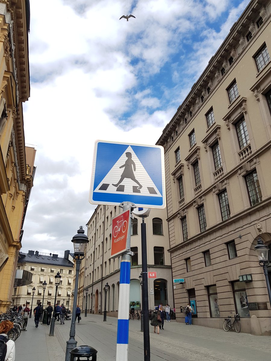 apfersdorff's tweet photo. Quand la signalisation est plus diversifiée c'est pas mal aussi #stockholm https://t.co/3qp0s0GX68