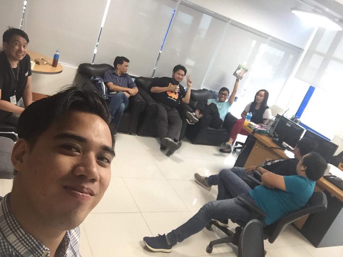 michellebanawa1's tweet photo. Basking in each other’s holiness #lunchbreak #facultyconvocation https://t.co/Ns3jyTopVk