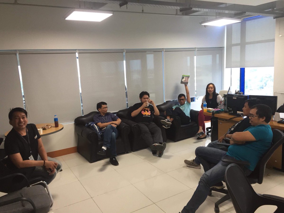 michellebanawa1's tweet photo. Basking in each other’s holiness #lunchbreak #facultyconvocation https://t.co/Ns3jyTopVk