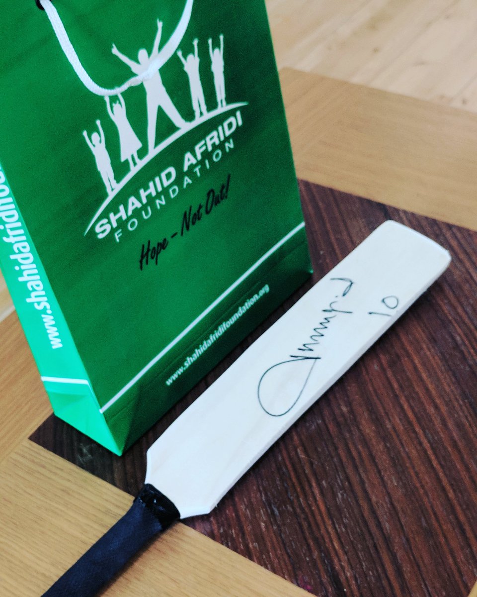 An autographed  bat by @safridiofficial  for @safridifoundation 😀😀
Auction  at the @hbeautyevents  Chand Raat Experience 2018

#cricket #shahidafridi #men #londonstories #charity #london #pakistan #hopenotout #beauty #celebs #sports #mehndi #chandraat  #eid #islam  #success