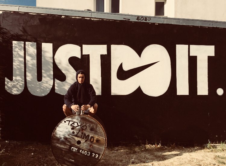ESCE's tweet photo. Elliot G. étudiant à l’ESCE a pour projet d’être recruté pour son stage de fin d’études chez Nike pour cela il a décidé de se démarquer en créant CV vidéo inspiré des publicités de la marque. Il a lancé une campagne de financement via une tombola https://t.co/5G4o5G3q0g https://t.co/XWkInLwo5Z