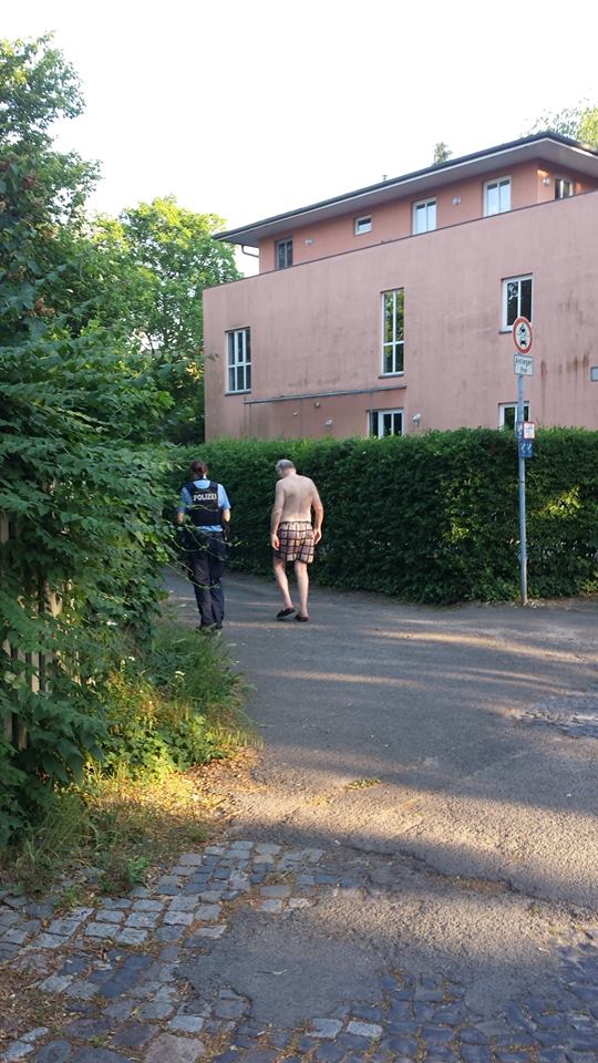 Der Albtraum jedes Badenden - Handtuch und Sachen gestohlen, während man  im Wasser ist. Da steht man dann auch als AfD-Chef nur noch in Badebuxe  da. #keinstrandfürnazis #vogelschiss #Gauland maz-online.de/Lokales/Potsda…