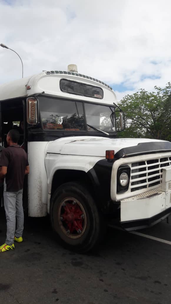 #EnEsteMomento Cándida Mujica directora de Transporte Municipio Heres junto a ediles revisan cumplimiento de la ordenanza del Transporte público de Ciudad Bolívar <a href="/NicolasMaduro/">Nicolás Maduro</a>