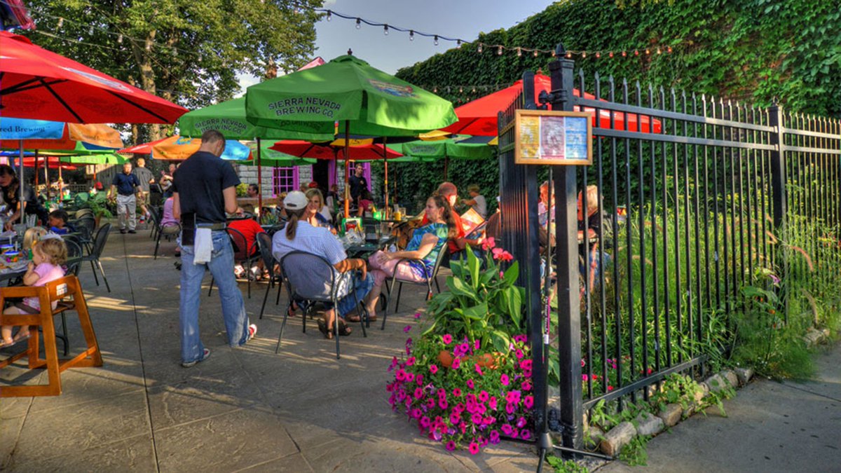 SaintPaul's tweet image. Warm weather doesn't last forever in Minnesota. That's why we're spending all of our time soaking it up on these Saint Paul patios this summer ☀️→ ow.ly/rhpY30klCnq