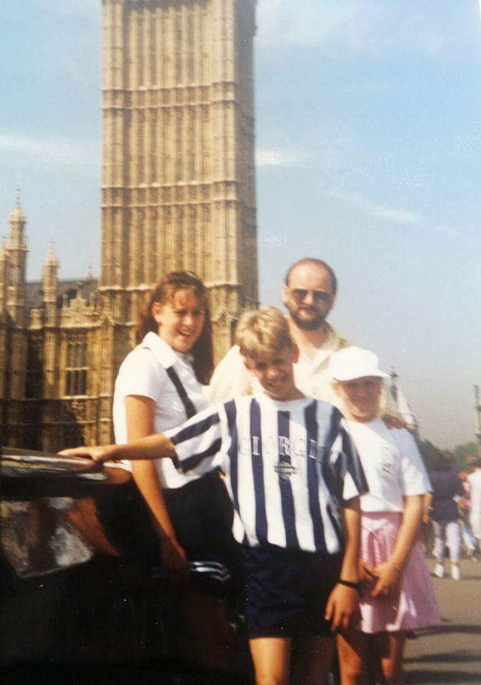 flyingsquirrel9's tweet photo. Big Mandy, Kurtan, Kerry and Len Day trip to London circa 1993. #thiscountry @charliecooper11 @Hatmangooner @ThisCountry1Fan https://t.co/Ah3G4hKK6M