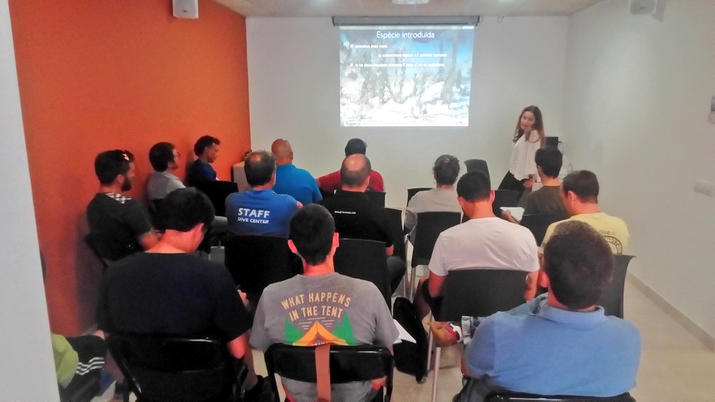 WeitzmannBoris's tweet photo. Maria Garcia de @CEABCSIC explica #invasoras #marinas al #cursguies #subaquatics del #pnmmbt https://t.co/vGyfYJnoxl