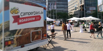 #CamperDays.de ist heute bis 21 Uhr in Hamburg am #Spielbudenplatz. Komm vorbei und schau dir die beliebtesten sieben Wohnmobile und Camper live an: camperdays.de/blog/roadshow