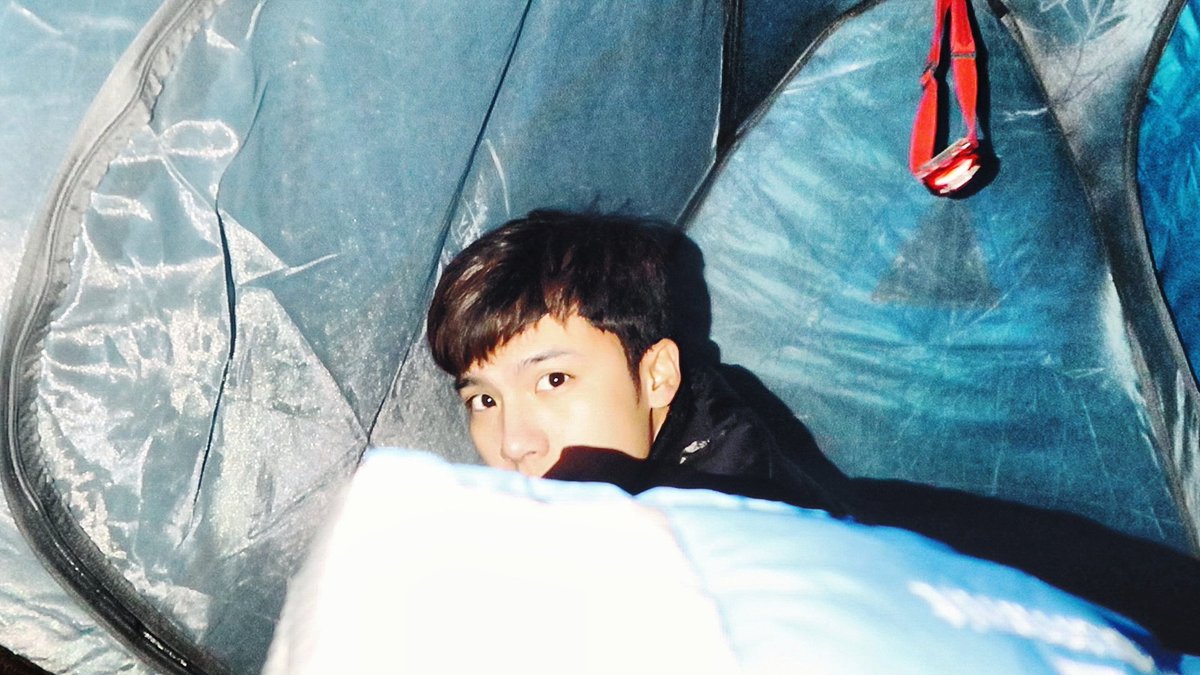 wasthere01's tweet photo. Vlog ผมไปกางเต้นท์นอนบน 'กำแพงเมืองจีน' มาครับ ไม่มีอาหาร ไม่มีไฟฟ้า ไม่มีห้องน้ำ อยากล้างหน้า แปรงฟันก็ต้องแบกน้ำไปเอง เต้นท์ ถุงนอนขนเองหมด ที่นี่ไม่มีใครนอกจากผมและเพื่อน ได้ดูดวงอาทิตย์ขึ้นและตก รวมถึงดาวตก ด้วยครับ! นี่เลยครับ - https://t.co/gkvpN2NHC0 https://t.co/6eXaHsPu9B