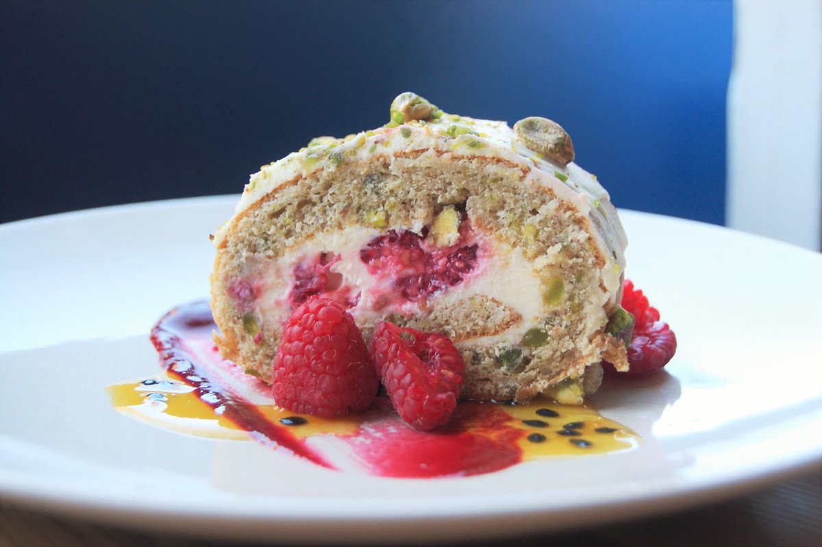 FirstCoast1's tweet image. Pistachio roulade, white chocolate, raspberries #edinburgh #restaurant #sweet