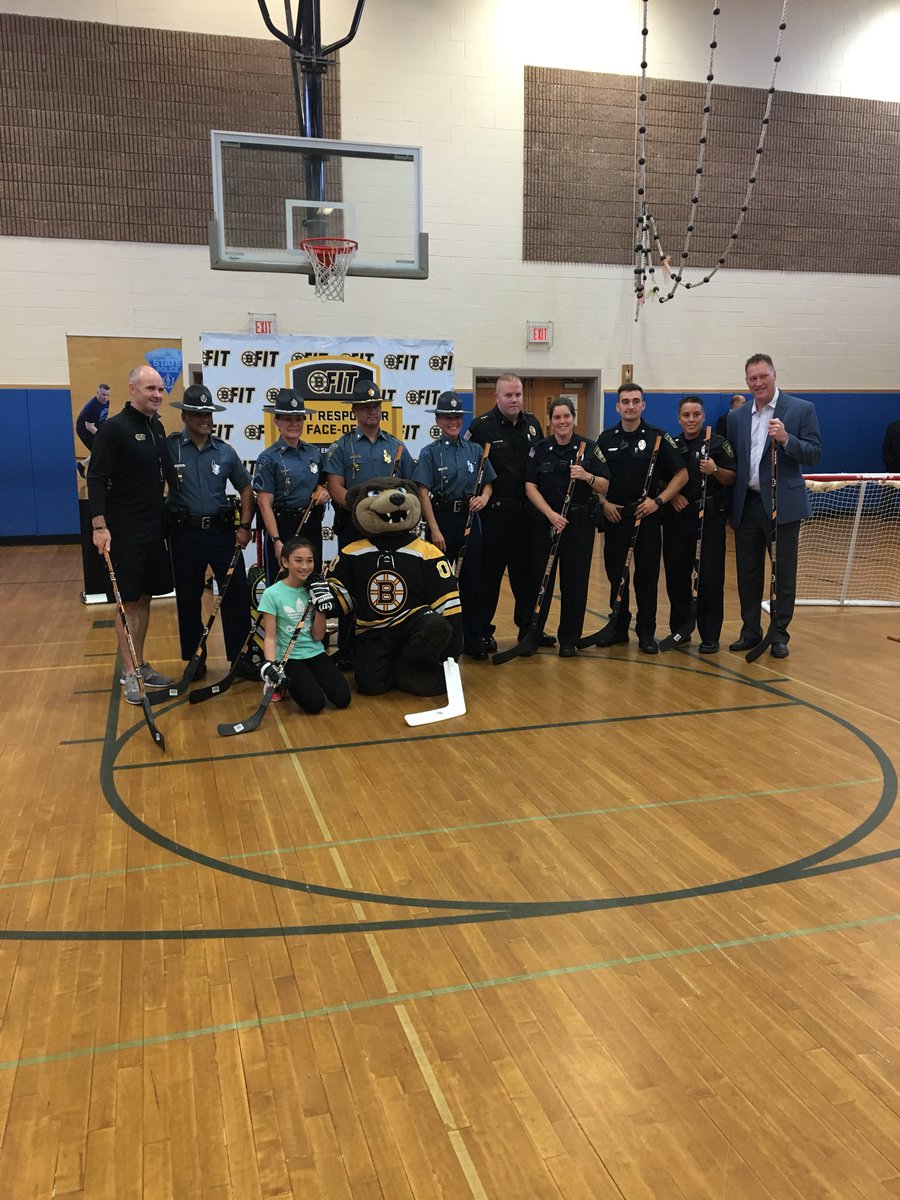 BrandoNBarkerNG's tweet photo. We’re excited to be in Lakeville today supporting the Boston Bruins Bfit First Responders Face-of-Challenge!We currently have a nail biting tied game. #nationalgrid https://t.co/UeRwF3aEvx