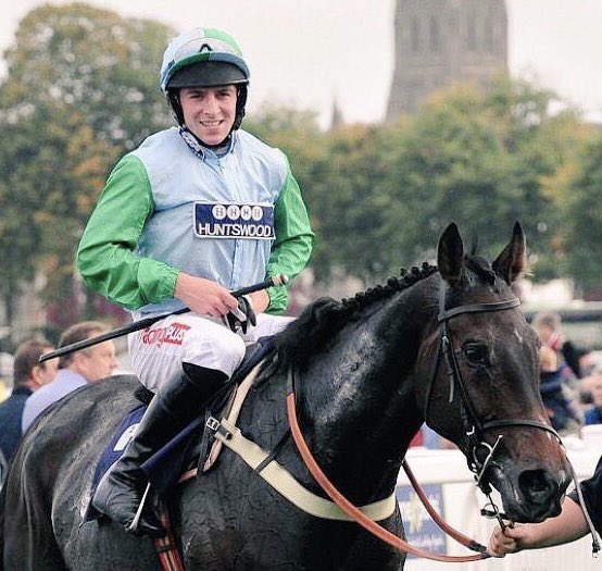 lucy_snowden's tweet photo. A birthday winner for @jamiesnowden as @gavsheehan92 guides #DoubleTreasure to victory over hurdles @FontwellPark. Great to get the horse back to winning ways and to give Gavin his first winner back after injury. Well done Kate Robinson for all her work with Treasure. #teamJSR https://t.co/RslkpqZp3E