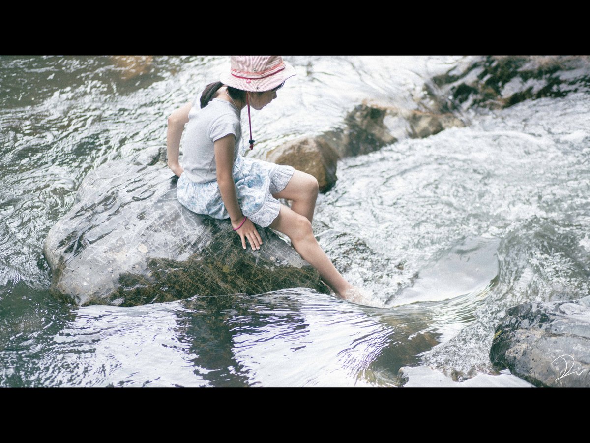 usalica's tweet photo. 初夏のちびこ。
上下に黒い帯をつけたら、もう映画のシーンでしかないな。
もっと、ちびっこを主役にしたノスタルジックな夏を撮っていきたい。

#写真に黒い帯をつけて映画のシーンにする
#ノスタルジックを愛する人へ https://t.co/CvChfsySE6