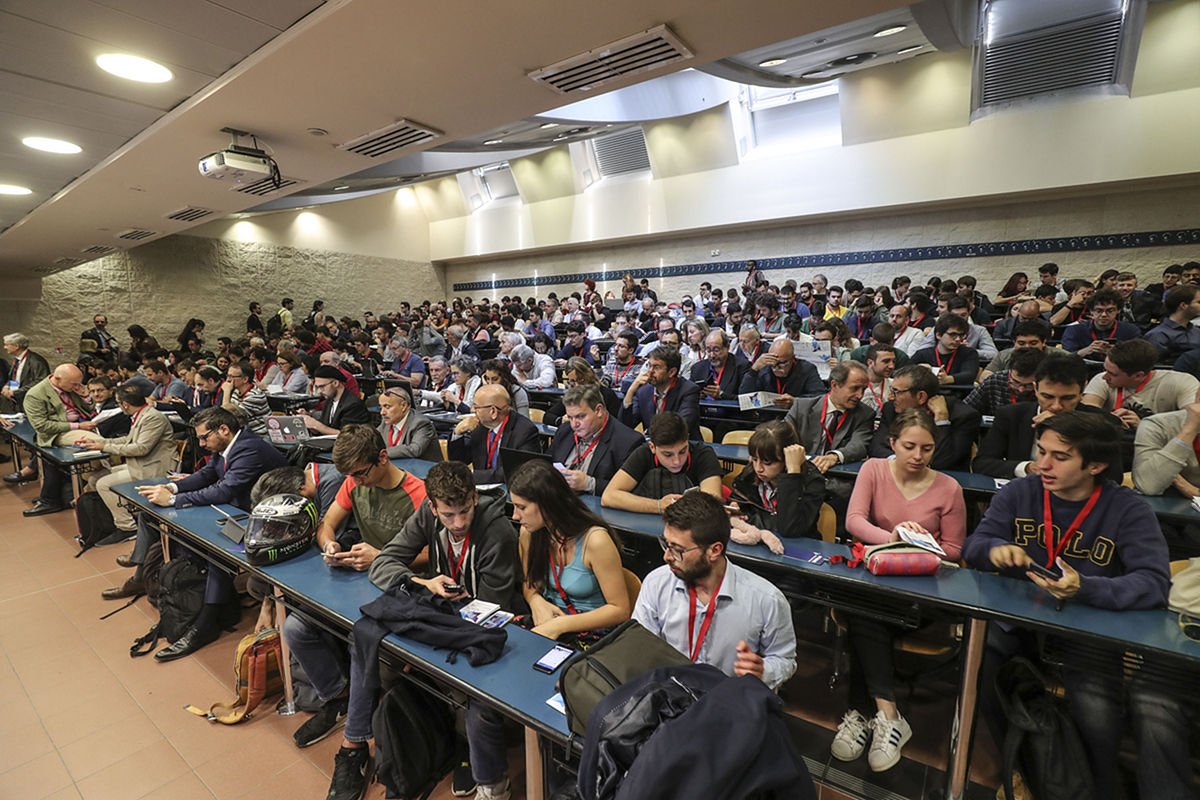 frogdesign's tweet image. From creating music that&apos;s indistinguishable from human compositions to producing images solely w/ descriptive text, #AI is in on the creative process. At #DataDriven2018, @martin_musiol discussed the next generation in AI and how these breakthroughs will improve what we build.