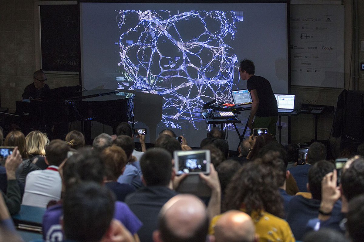 frogdesign's tweet image. From creating music that&apos;s indistinguishable from human compositions to producing images solely w/ descriptive text, #AI is in on the creative process. At #DataDriven2018, @martin_musiol discussed the next generation in AI and how these breakthroughs will improve what we build.