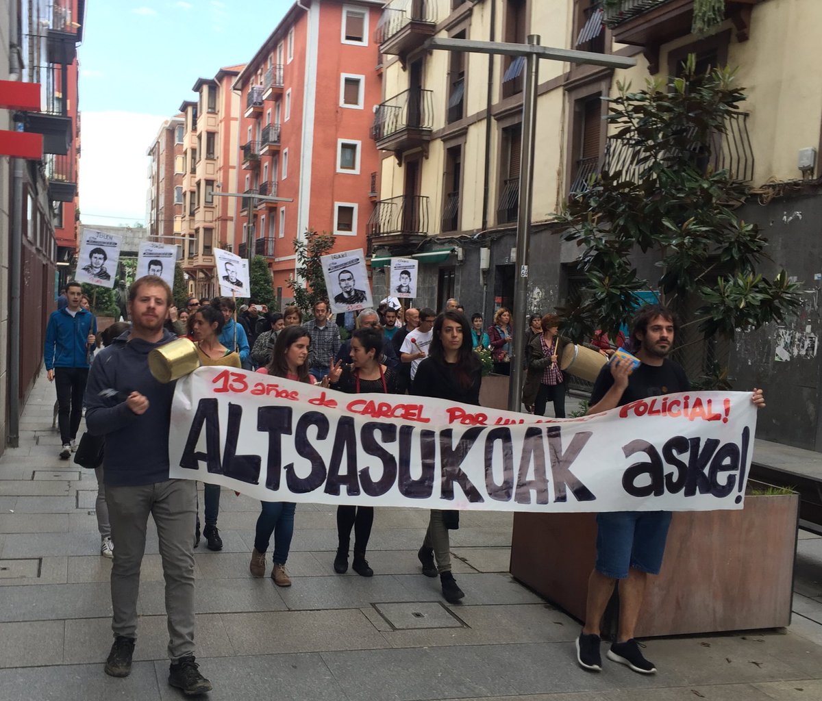 jaloniker's tweet photo. #Erandio.n ere #AltsasukoakASKE kontzentrazioa plazan.

#EzDaPosible!!!!!! https://t.co/QmrF3lxdJI