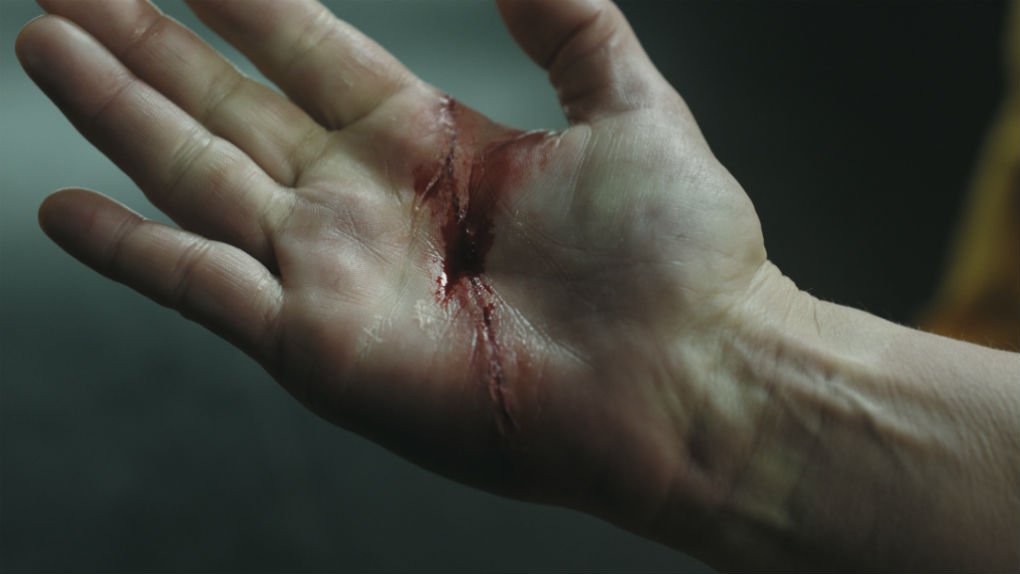 globomedia's tweet photo. Heridas, cicatrices, tatuajes... ¿cómo consigue el equipo de #VisAVis que resulten tan reales? Te lo cuentan en @SensaCine https://t.co/E17whkwPF9 https://t.co/hAuU21Bh1p