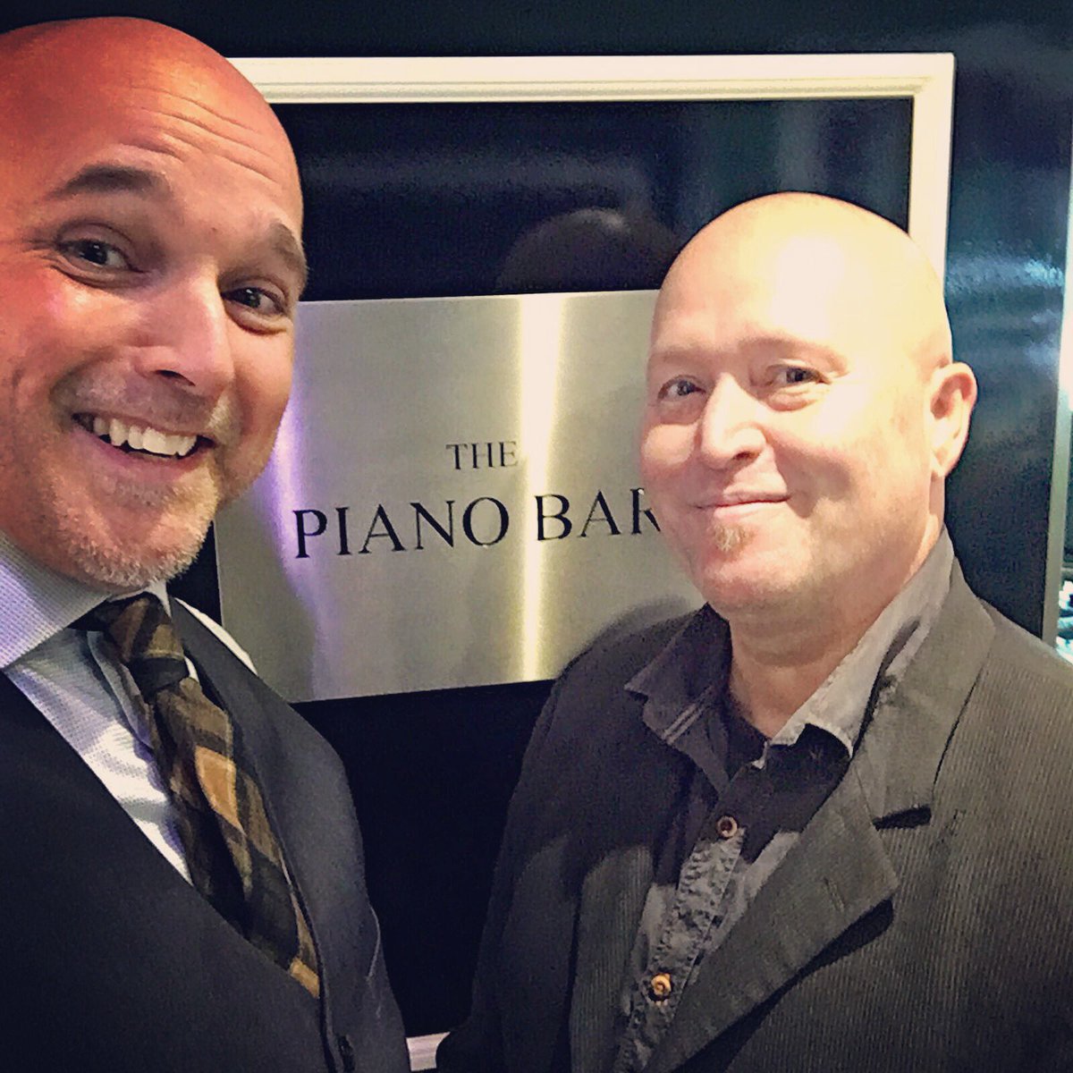 Vilouca's tweet photo. Vandaag weer lekker cruisen met mr @RafaelHekker . Deze keer in de pianobar met zonder piano. In plaats daarvan lekker unplugged met gitaar 🎸 #rivercruise #amsterdam #vilouca #unplugged #zanger https://t.co/lCpbV90Slz