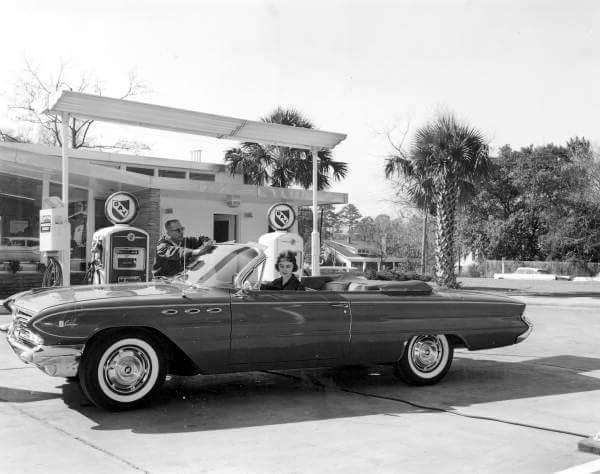 OldSchRides's tweet image. Old School Gas Station