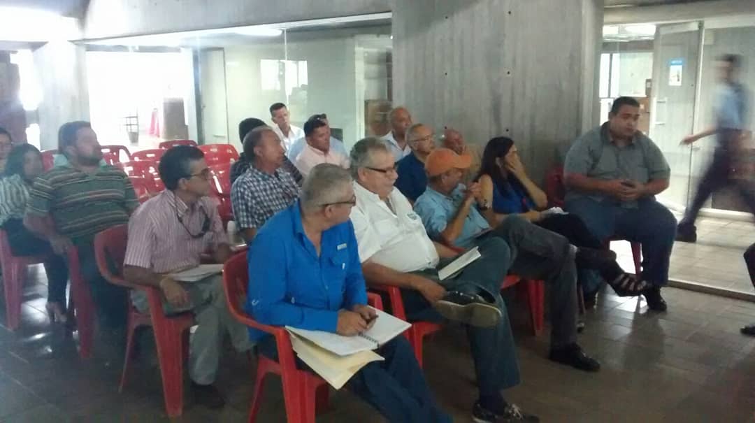 SATEToficial's tweet photo. Servicio de Administración Tributaria del estado Trujillo realiza Encuentro Minero 2018 con empresas mineras del estado, con el fin de dar a conocer la nueva directiva del #SATET, gerencias, leyes de minerales no metálicos e inquietudes de los empresarios mineros @ajacquep https://t.co/QvucFRffNZ