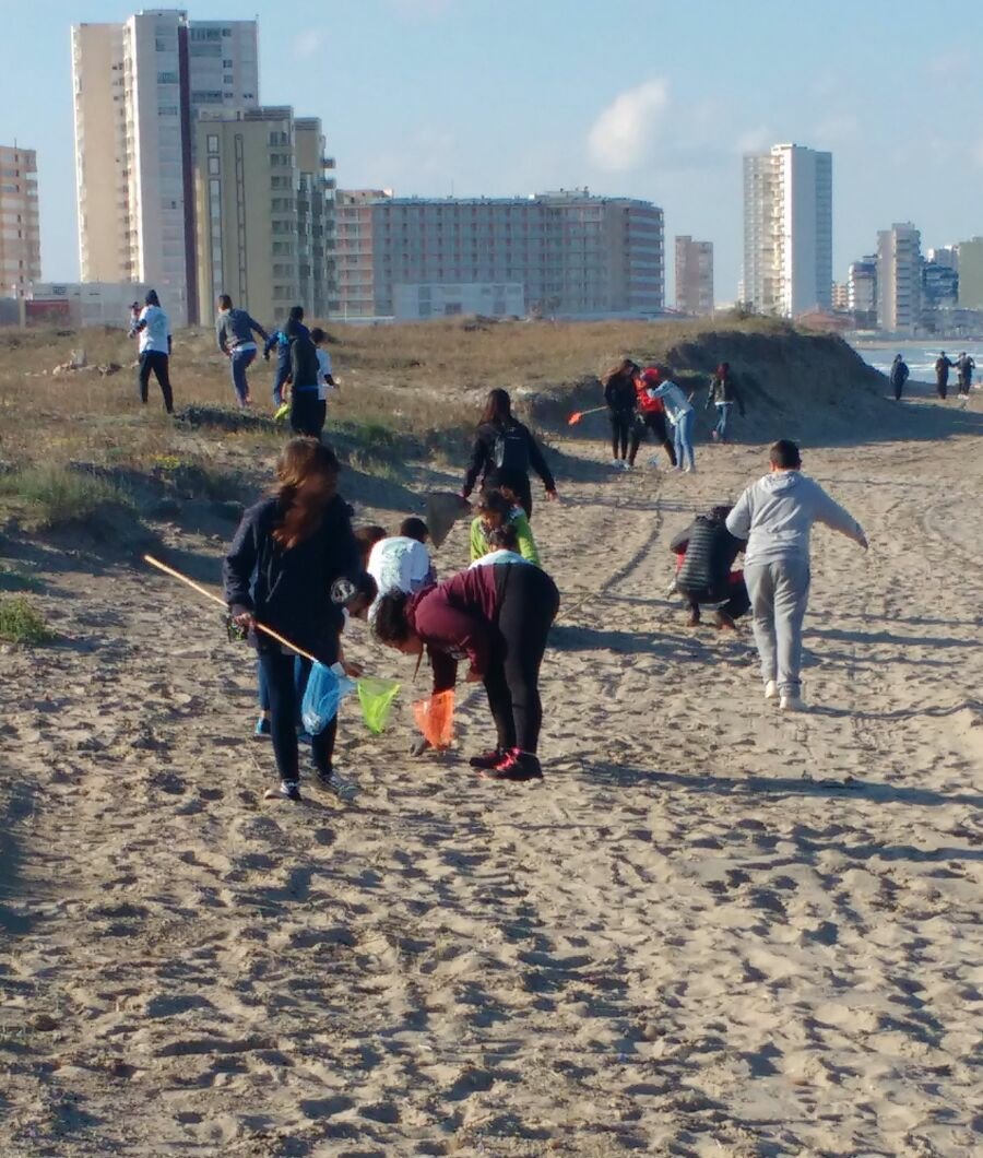 femaemurcia's tweet photo. Hoy, en el #DíaMundialDelMedioAmbiente reconocemos la labor de los #Estudiantes 🎓 del IES Las Salinas del Mar Menor que salieron a las playas de #LaManga 🏖️  para realizar actividades de limpieza y concienciación social respecto a la crisis medioambiental que vive la región. https://t.co/h9iDKjrGbV
