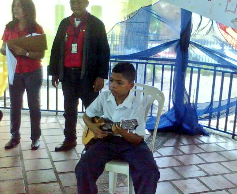 Doujosecam's tweet photo. #5Junio #GuaricoActivo La plaza Bolívar de Calabozo sirvió de escenario para el Extraordinario Encuentro de Ejecución de Cuatro
"Mis Primeras Notas Musicales" #PuebloTrabajoYPatria @NicolasMaduro #PresidenteProtector @josemvasquez #EnCuerpoYAlma @Fgraterol5 #TrabajoYCompromiso https://t.co/MGYS4OFvsG