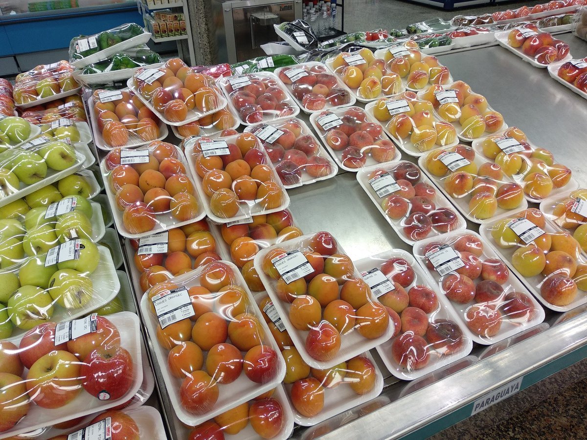 Hola @SIMPLY_Esp, de verdad es necesario ofertar la fruta envuelta en plástico cuando ofrecéis el producto fresco, de calidad y con un buen servicio del personal en la frutería a escasos metros de esta mesa? #desnudalafruta #MedioAmbiente
