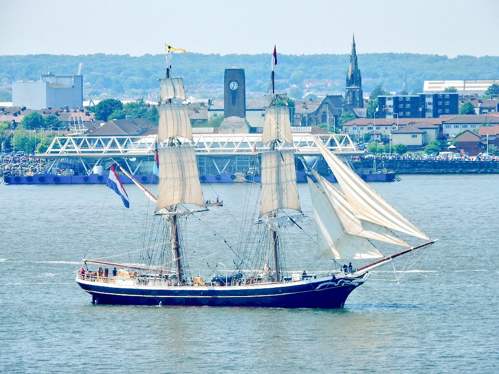 KateAlvanley's tweet image. A few photos of #LiverpoolTallShips2018 from #BankHolidayMonday from my living room ...being led out by @HMSSomerset