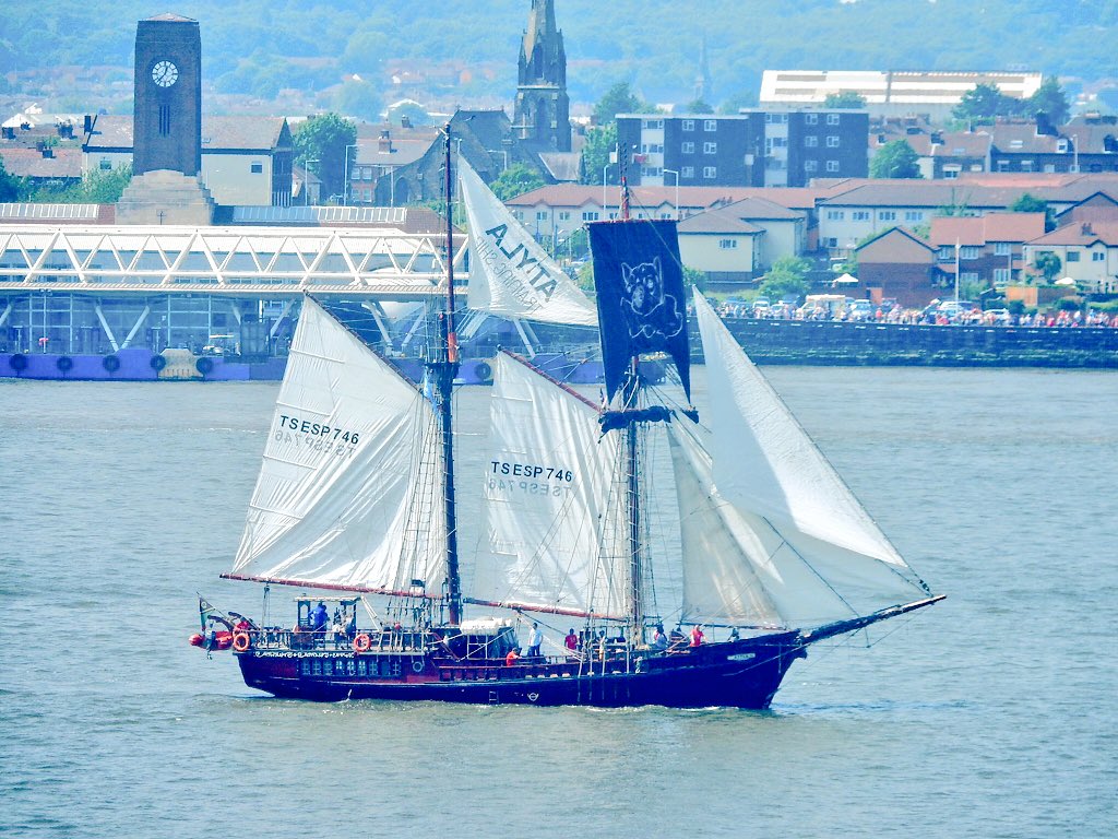 KateAlvanley's tweet image. A few photos of #LiverpoolTallShips2018 from #BankHolidayMonday from my living room ...being led out by @HMSSomerset