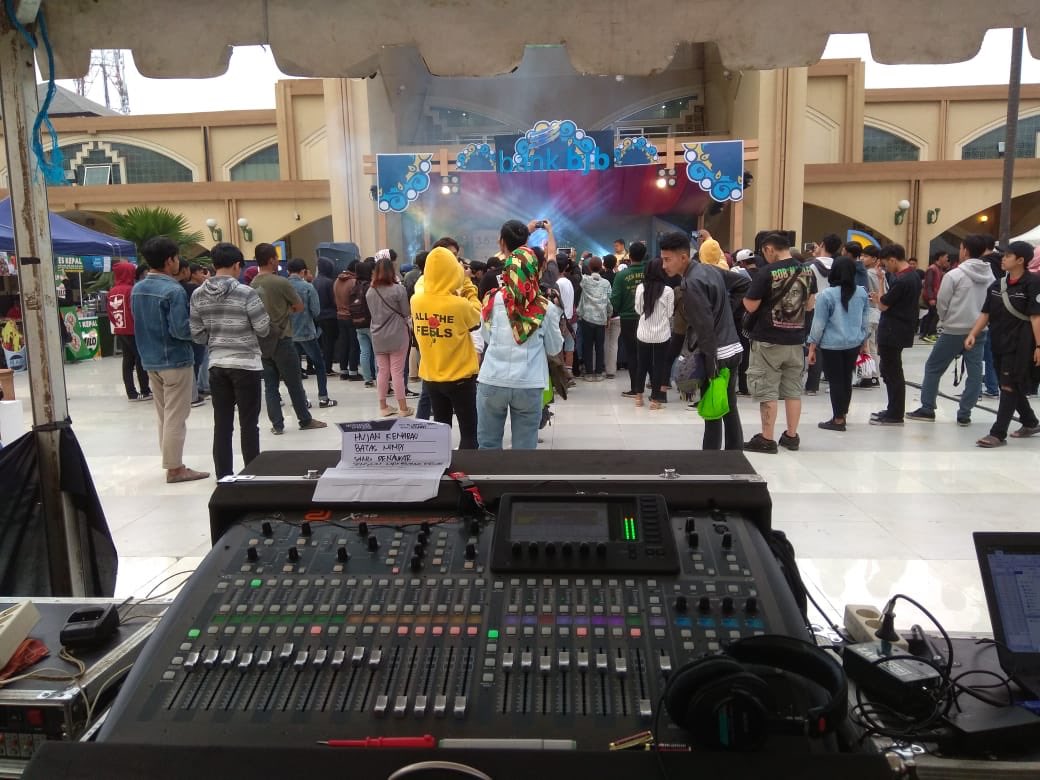 gilarmetal's tweet image. Alhamdulillah Rangkaian Acara Iftar Festival BJB 3-5 juni 2018 berjalan lancar

Hatur Nuhun

@twooneProduction

#SoundSystem
#lightingsystem