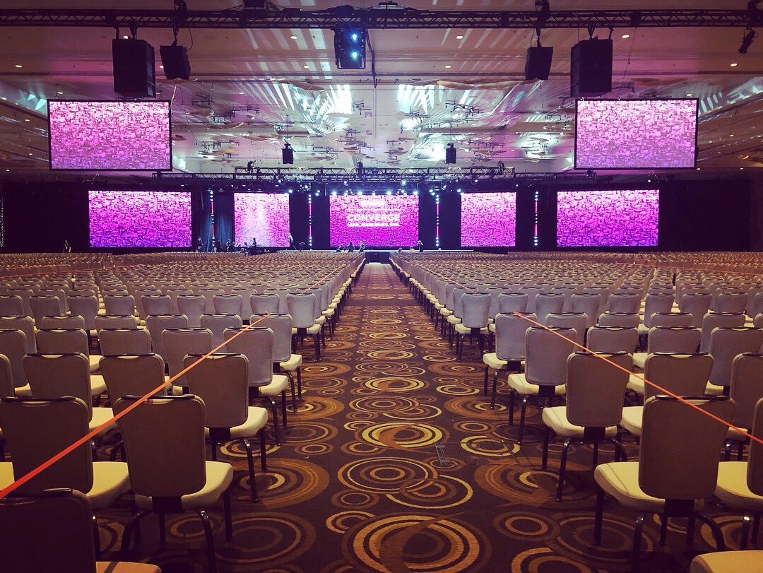 KaciAitchison's tweet image. I still get nervous to take the stage every single time I host something. Especially in front of 3,500 people! But I really love it and try to turn the nerves into positive energy. 😆
Having fun hosting #netappconverge in #vegas this week!