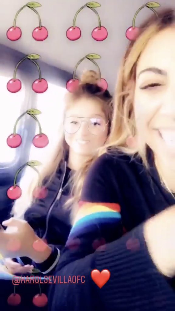SoyLunaUSA's tweet photo. Ya quiero el reencuentro de las hermanas #CLAROL 👭💗🇺🇸 @karolsevilla @clarapablo #SoyLunaUSA https://t.co/uljdqxf3jv
